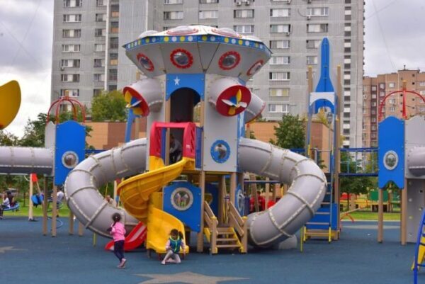Почему детские площадки Москвы покрывают резиной вместо каучука?