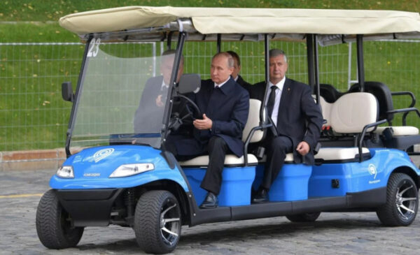 Путин сказал, что «гоняет» на электромобилях по резиденции