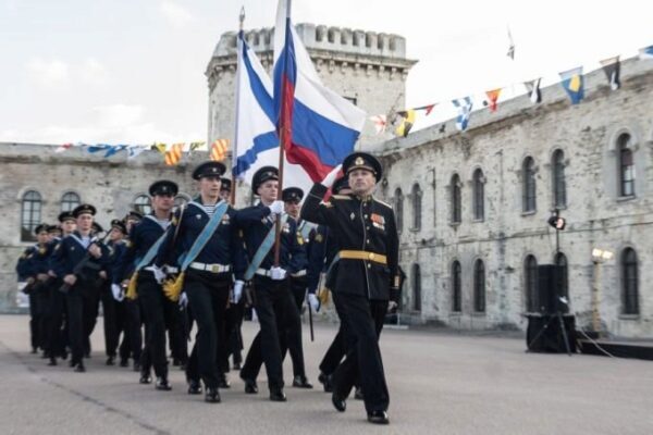 Севастопольцы отметили 175 лет со дня возведения Михайловской батареи