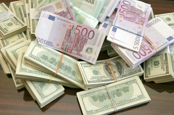 В Дагестане вор спустил в унитаз доллары и евро