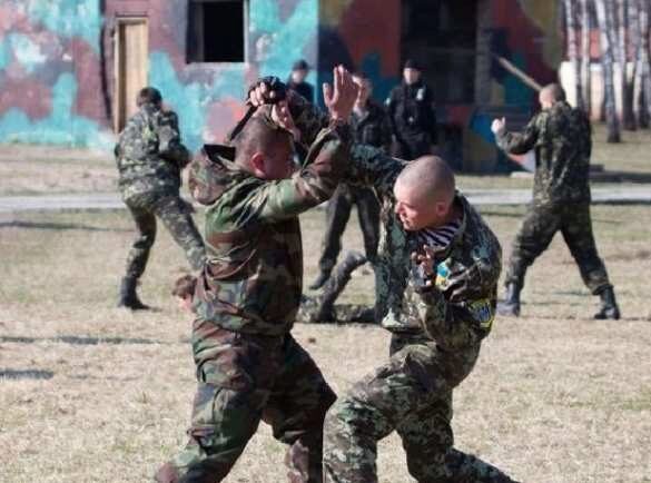 В Сети появились жестокие кадры, где кавказцы в военной форме избивают русского (ВИДЕО 18+)