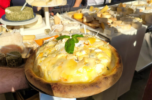 Во Франции испекли рекордную пиццу из 834 сортов сыра
