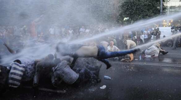 Водомёты и газ: в Италии разогнали митинг противников COVID-пропусков (ВИДЕО)