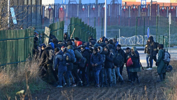 Беженцы начали забрасывать камнями польских силовиков на границе