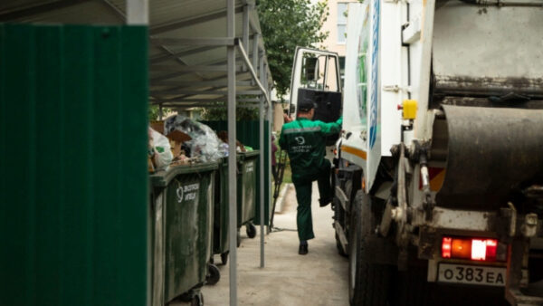 Чиновники бесплатно выдают липчанам индивидуальные контейнеры под мусор