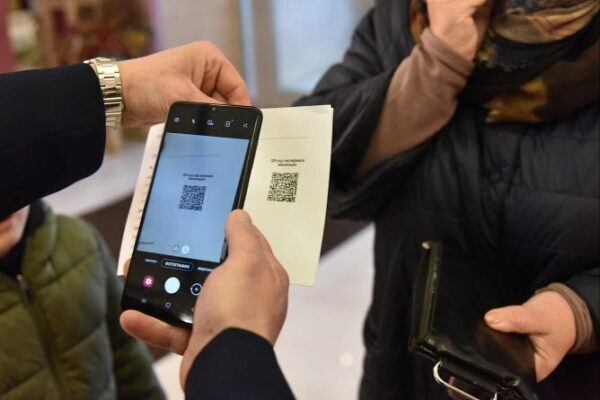 Федеральный оперштаб готовит законопроекты о QR-кодах на транспорте и в магазинах