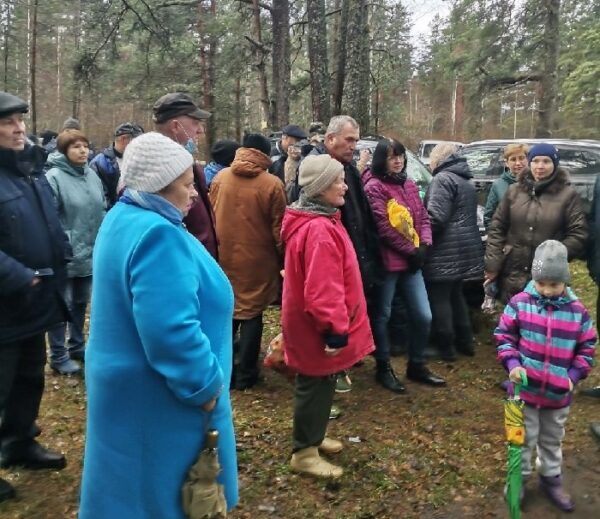 Коренные жители Ленобласти защищают старинное кладбище