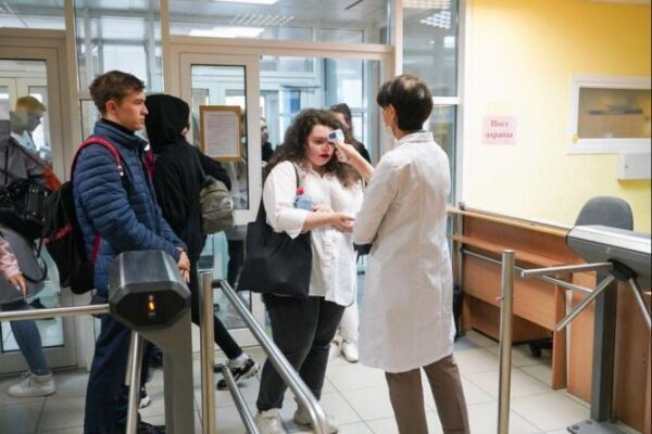 Свердловские власти ввели новые антикоронавирусные ограничения