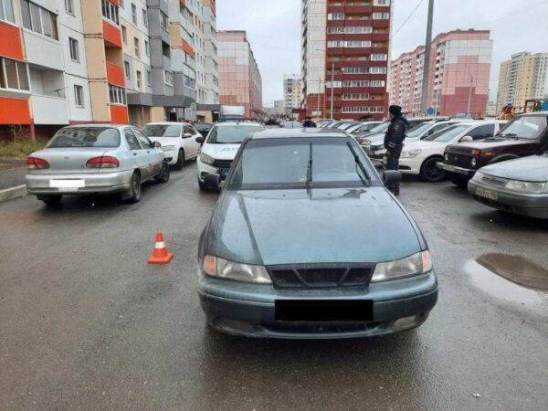 В Нижнем Тагиле оставшийся без присмотра ребенок попал под машину во дворе