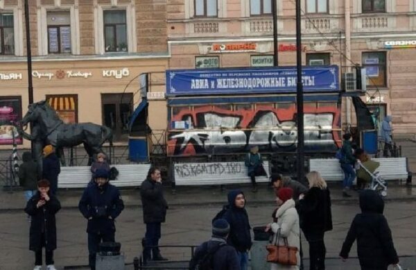 Знаменитый памятник конке на Васильевском острове наконец-то отремонтируют