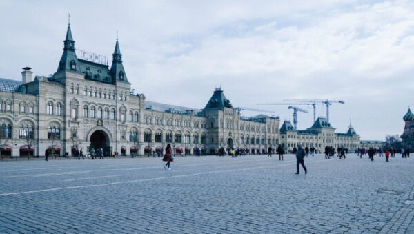 На Красной площади в Москве мужчина пытался прибить гениталии к брусчатке
