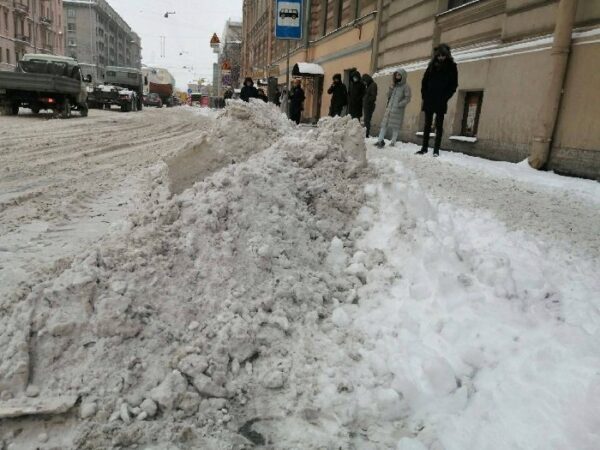 Петербург третий день заваливает снегом