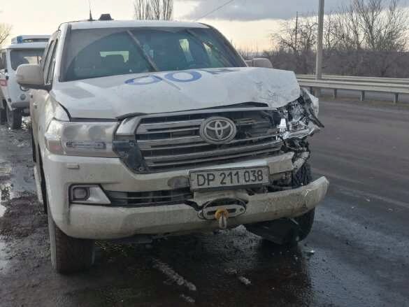 Под Луганском спецавтомобили ООН попали в серьёзное ДТП (ФОТО)