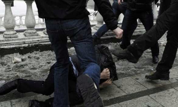 Жестокое избиение в Москве: мигранты толпой напали на мужчину (ВИДЕО)