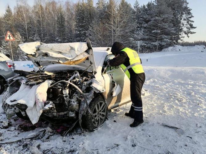 Два человека погибли в ДТП на уральской трассе во время снегопада