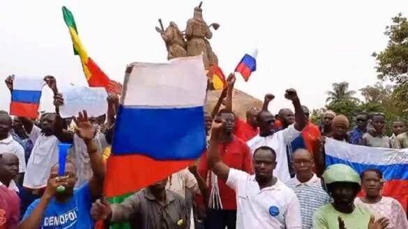 «Да здравствует Россия!» — малийцы развернули французскую военную колонну (ФОТО, ВИДЕО)