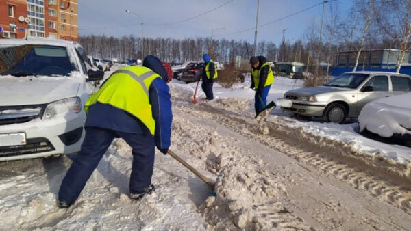 Липчан попросили реагировать на объявления УК об уборке снега во дворе