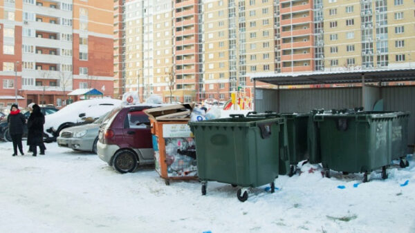 Липчан просят не парковать автомобили у мусорных площадок