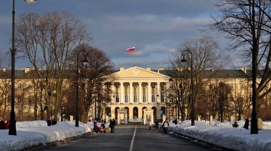 Пожелав журналистам «творческого вдохновения», Беглов почти на треть урезал их поддержку