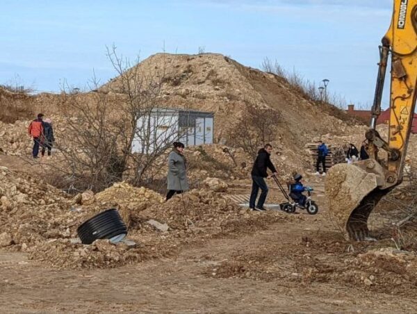 "Реконструкторы" Парка Победы за целый год так и не сумели проложить дорогу