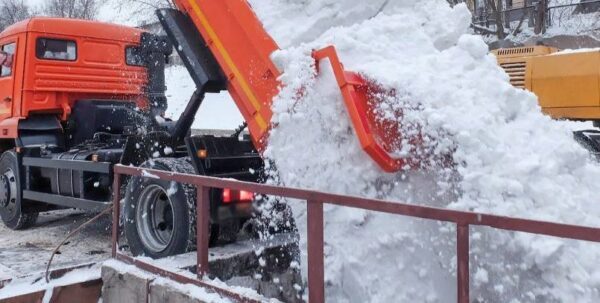 Смольный и Беглов могут вводить в заблуждение петербуржцев о результатах уборки снега