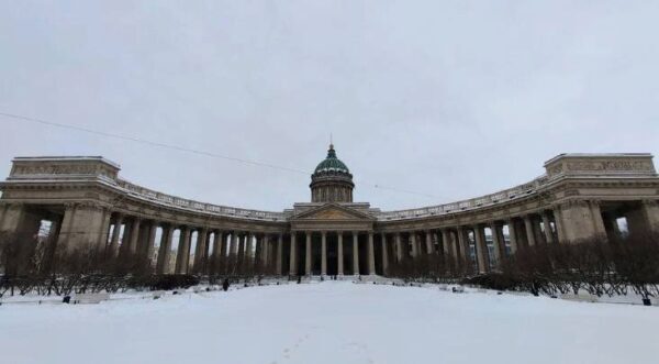 Зато не попал под сосульку. В Петербурге турист отдал за фото на свой телефон крупную сумму