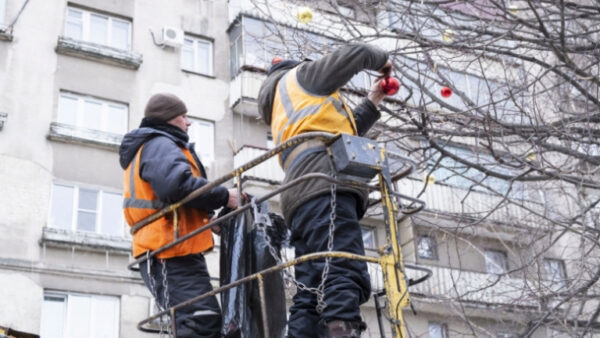 До конца февраля с улиц Липецка снимут новогоднюю иллюминацию