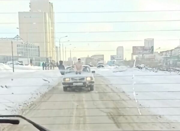 Голый парень катался прямо на капоте «Волги» по всему Новосибирску (видео)