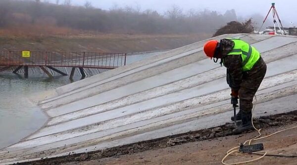 Инженеры ЧФ расчистили путь в Крым днепровской воде