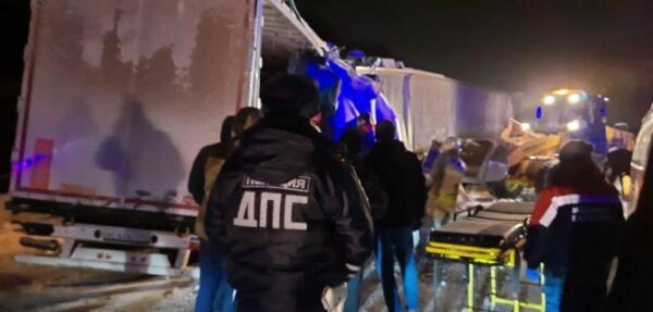 Один человек погиб в ДТП с участием двух фур на трассе Пермь - Екатеринбург