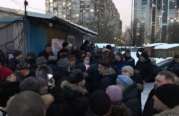 Петербуржцы защищают свои гаражи от Смольного