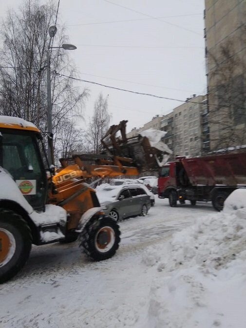 Смольный закупил технику для уборки снега, через азербайджанских друзей