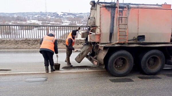 В Липецке дорожники залатали дыры на Октябрьском и Сокольском мостах