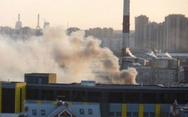 В Петербурге грязный снег свозят в лес. Возможно, намеренно