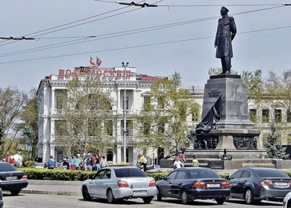 На площади Нахимова установят мемориальную доску в честь Юрия Лужкова