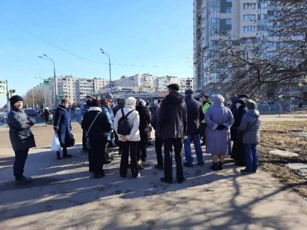 Петербуржцы продолжают отстаивать сквер на улице Дундича