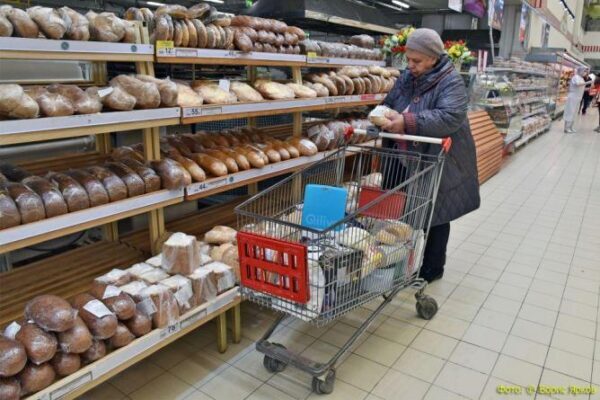 Ретейлеры ограничат наценку на социально значимые продукты до 5%