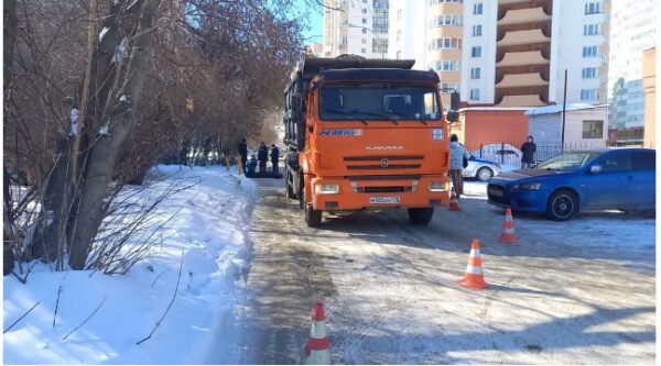 В Екатеринбурге 85-летний мужчина во дворе попал под колеса грузовика