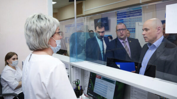 Артамонову пожаловались на нехватку врачей в Лев-Толстовском районе