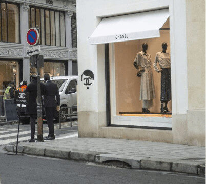 Магазины Chanel в Париже обклеили стикерами с Гитлером