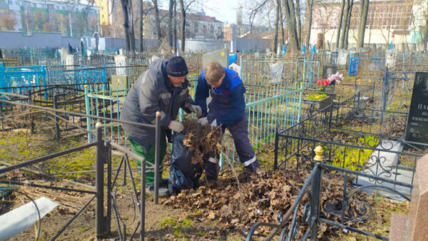 На кладбища Липецка завозят песок