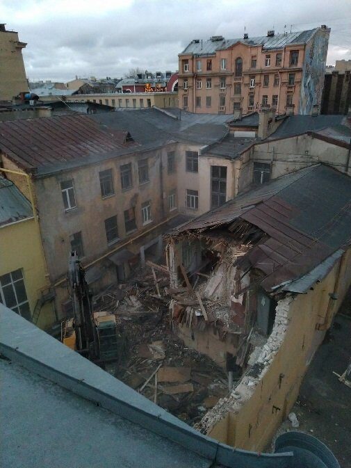 Прямо сейчас в Петербурге продолжается снос исторических бань Екимовой