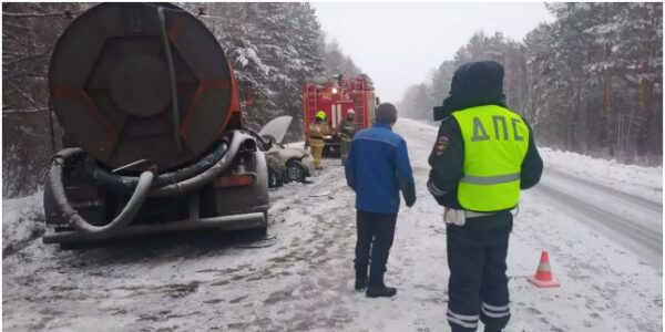 Три человека погибли в ДТП с участием грузовика и легковушки на свердловской дороге