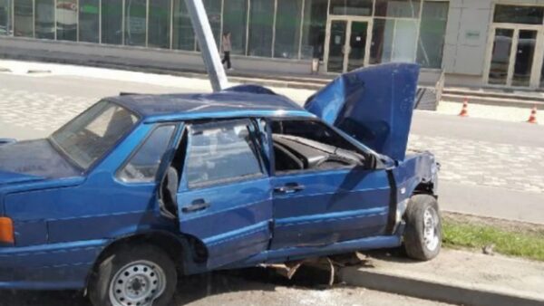 Автомобиль «Лада» врезался в столб в Липецке