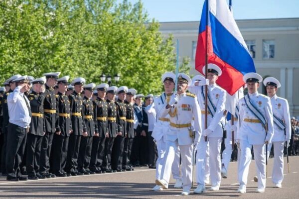 Белые кители, платья и голуби – выпускной в Севастопольском Президентском кадетском училище