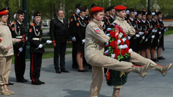 Игорь Артамонов возложил цветы к Могиле Неизвестного Солдата вместе с липецкими кадетами и юнармейцами