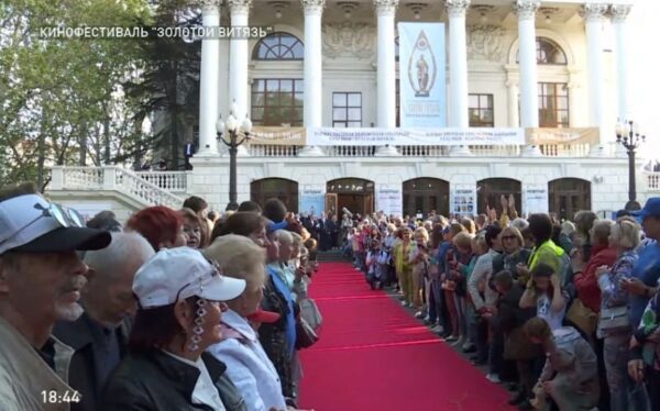 На открывшимся в Севастополе кинофоруме "Золотой витязь" наградили российских военкоров