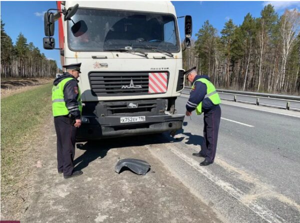 На Тюменском тракте грузовик сбил водителя, менявшего колесо