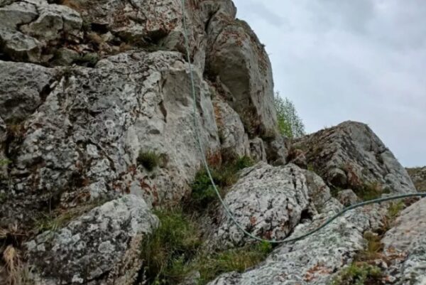 В Каменске-Уральском женщина сорвалась со скал во время похода