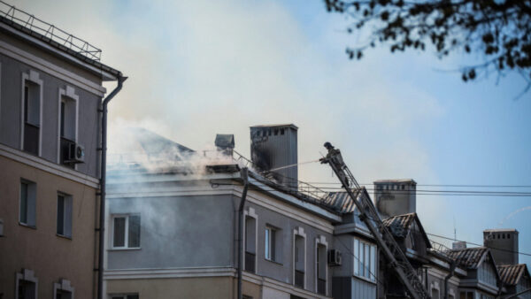 В Липецке начали ремонтировать крышу сгоревшего дома на улице Зегеля